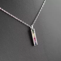 Színes köves medál nyakláncon