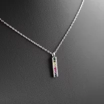 Színes köves medál nyakláncon