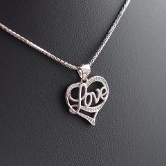 Modern ezüst szív medál Love felirattal és cirkónia kövekkel, 45 cm-es barbara nyakláncon