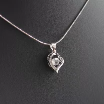   Szívmedálba foglalt Cirkónia kő, vésett kígyó nyaklánccal