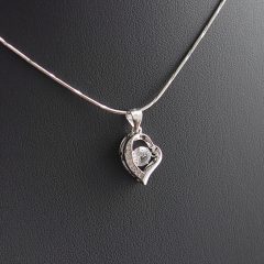   Szívmedálba foglalt Cirkónia kő, vésett kígyó nyaklánccal