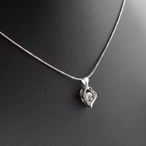   Szívmedálba foglalt Cirkónia kő, vésett kígyó nyaklánccal