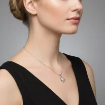   Szívmedálba foglalt Cirkónia kő, vésett kígyó nyaklánccal