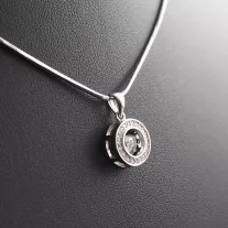   Körmedálba foglalt Cirkónia kő, vésett kígyó nyaklánccal