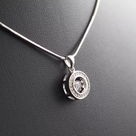 Körmedálba foglalt Cirkónia kő, vésett kígyó nyaklánccal