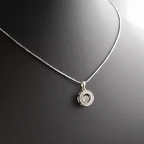   Körmedálba foglalt Cirkónia kő, vésett kígyó nyaklánccal