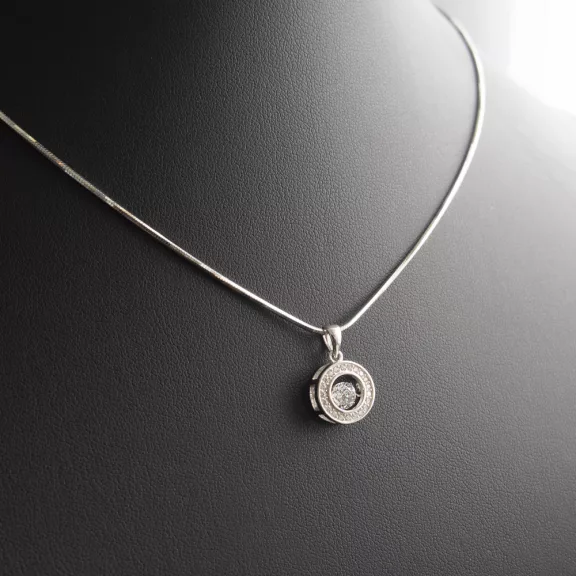 Körmedálba foglalt Cirkónia kő, vésett kígyó nyaklánccal