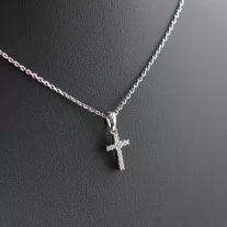 Kicsi kereszt medál cirkónia kövekkel