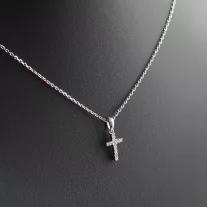 Kicsi kereszt medál cirkónia kövekkel