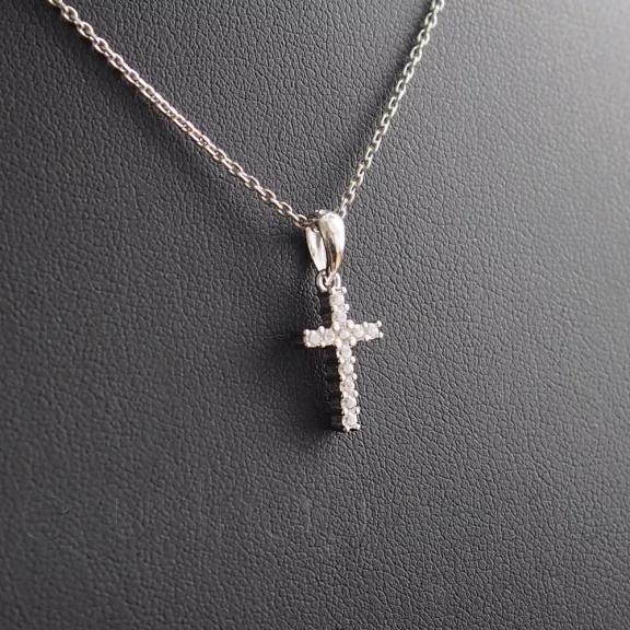 Kicsi kereszt medál cirkónia kövekkel